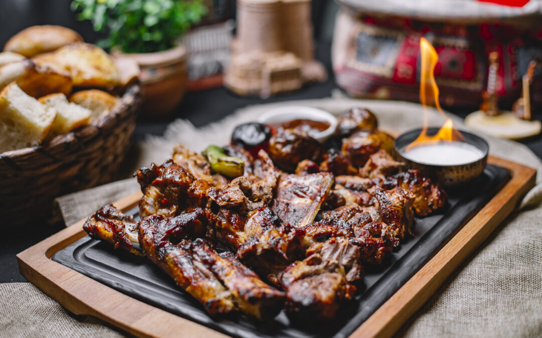 Grigliata di carne: L'immagine mostra della carne arrostita durante una grigliata.