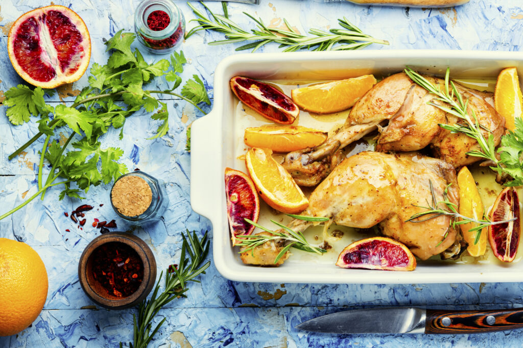 Cosce di pollo con agrumi: carne ideale per l'estate.
