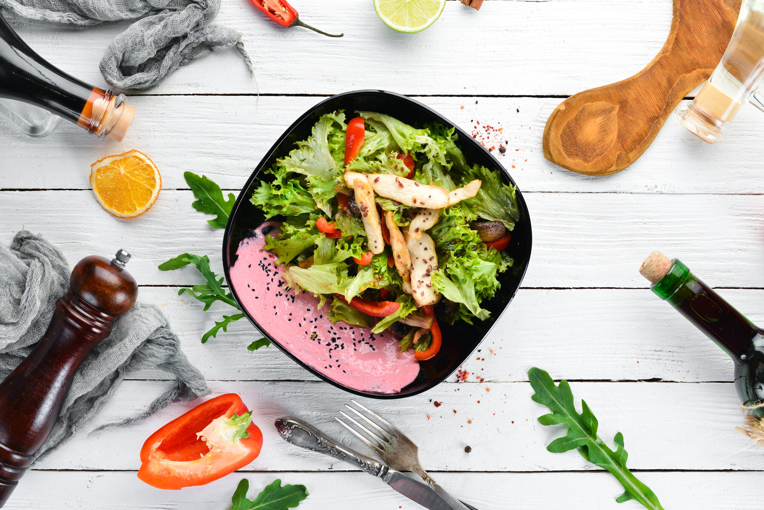 Piatto di insalata di pollo, ideale come carne per l'estate.