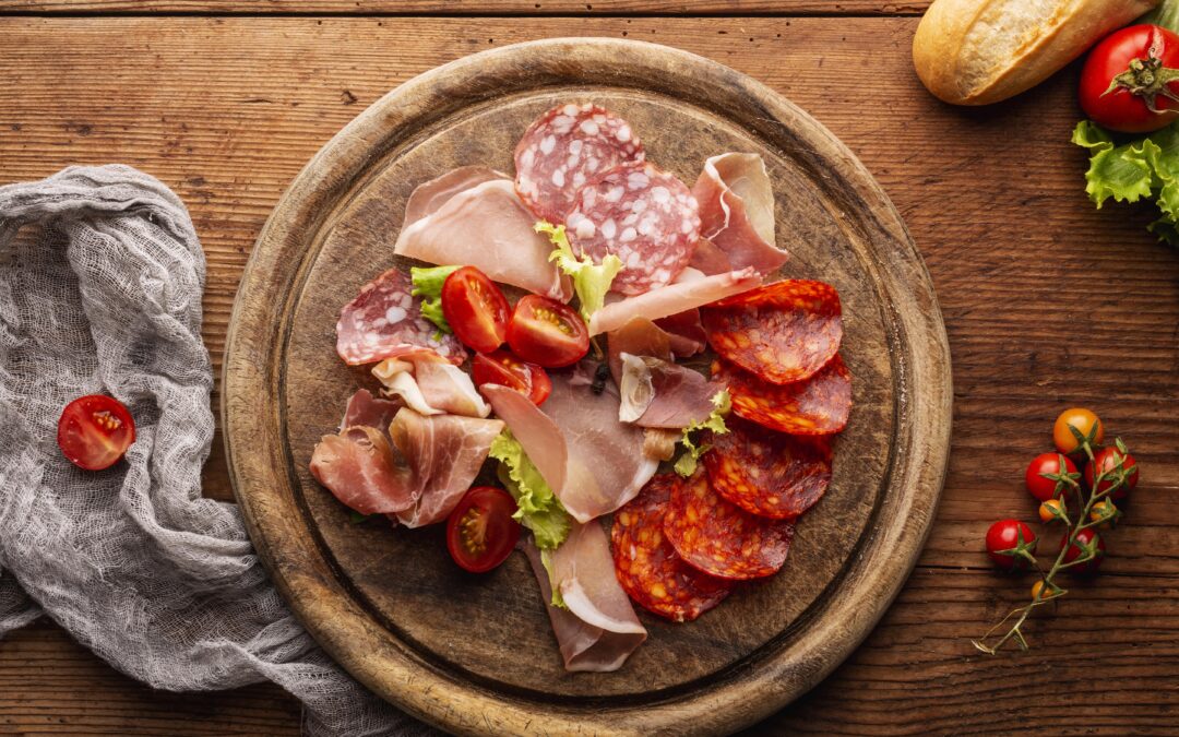 Sono tanti i motivi per mangiare salumi. Se vi piacciono, ecco, nella foto, una vista dall'alto di un tagliere di salumi.