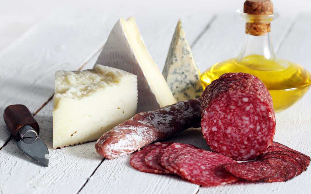 Salumi e insaccati differenza: una foto in cui si vede salame e formaggio in un articolo sulla differenza fra salumi e insaccati.