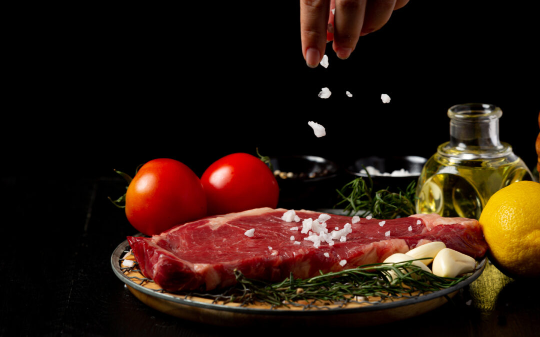 L'immagine di una mano che condisce una bistecca, in un articolo sulle ricette fantasiose di carne.