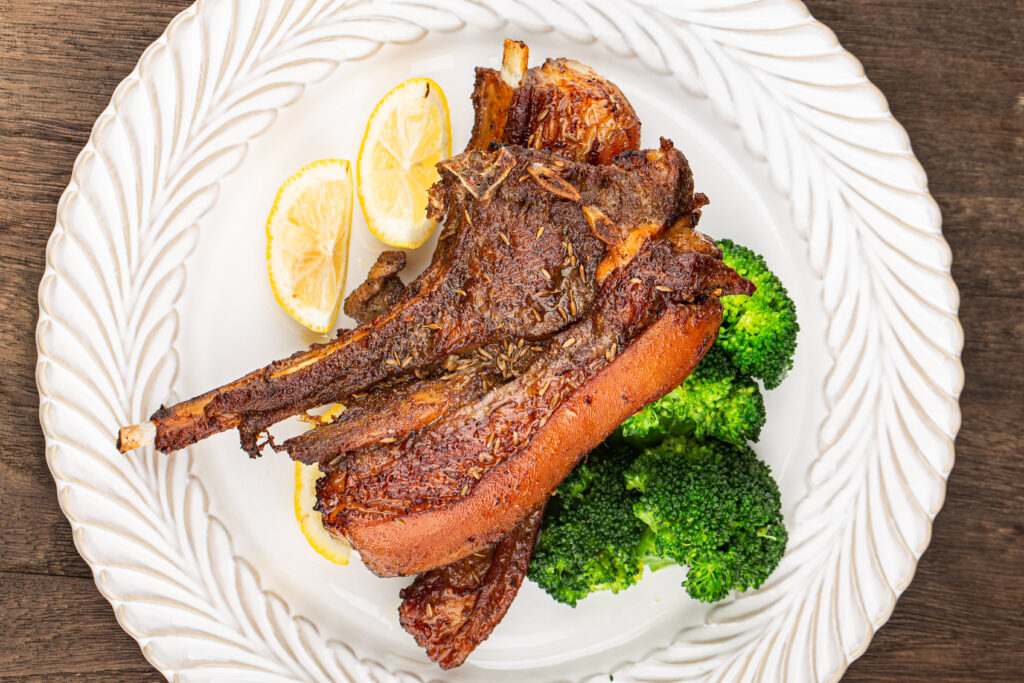 La carne d'agnello non può assolutamente mancare dalle nostre tavole. In questa foto, un cosciotto di agnello condito con varie spezie.