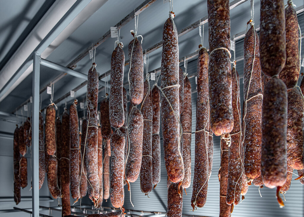 La muffa nobile sul salame costituisce un indice della perfetta stagionatura del prodotto. Nella foto, dei salami appesi nella fase di stagionatura.