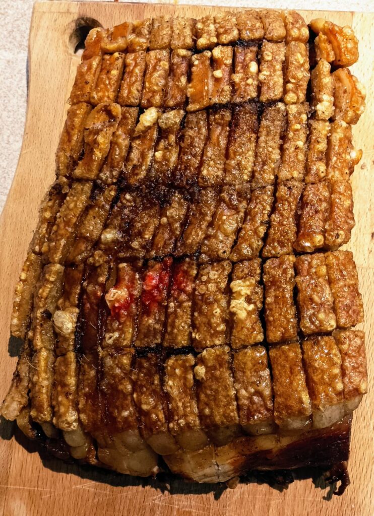 La storia della porchetta è piena di curiosità e aspetti interessanti, molti dei quali affondano in origini antichissime. In questa foto, una visione dall'altro della crosta croccante della porchetta.
