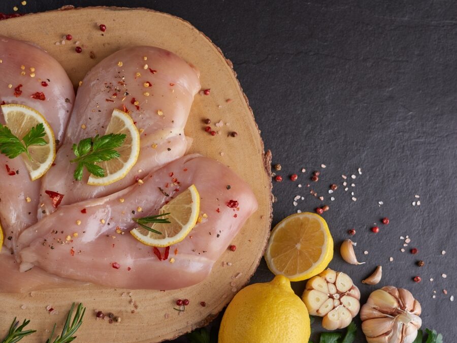 Esistono diverse preparazioni per il pollo, ognuna di queste perfette per una particolare esigenza. Nella foto, una petto di pollo durante la fase di condimento, con varie spezie e aromi