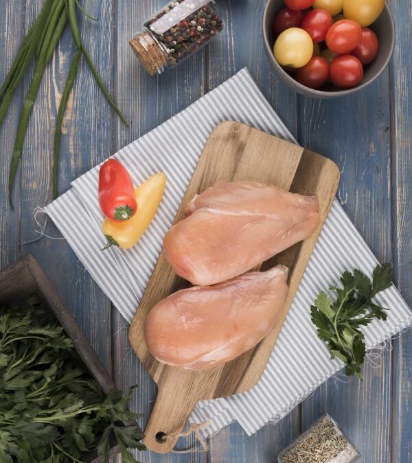 Riprendere la linea mangiando carne non è poi una cosa tanto difficile: basta scegliere carni leggere e optare per preparazioni semplici. Nella foto, un petto di pollo circondato da diverse pietanze.