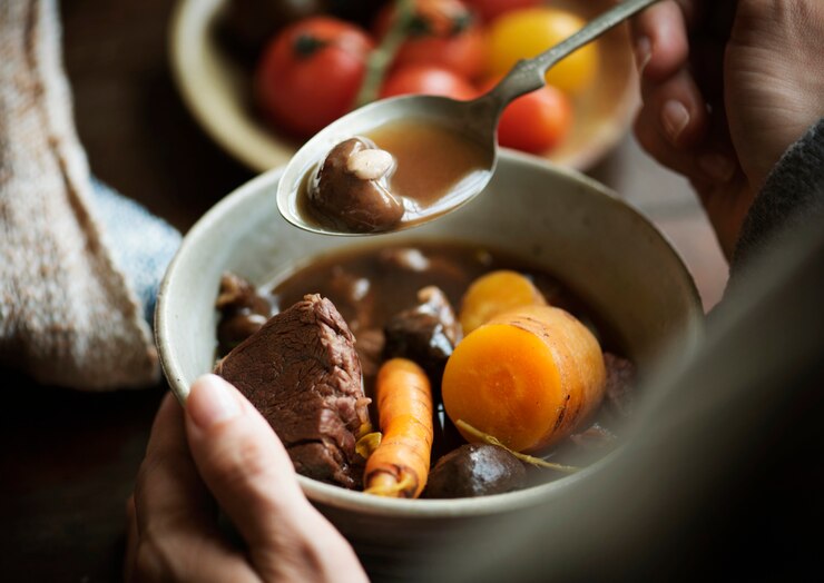 Perché un brodo di carne sia perfetto, è necessario che sapori e ingredienti vengano combinati in modo perfetto fra loro, così da creare un'armonia delicata. Nella foto, uno stufato di manzo.