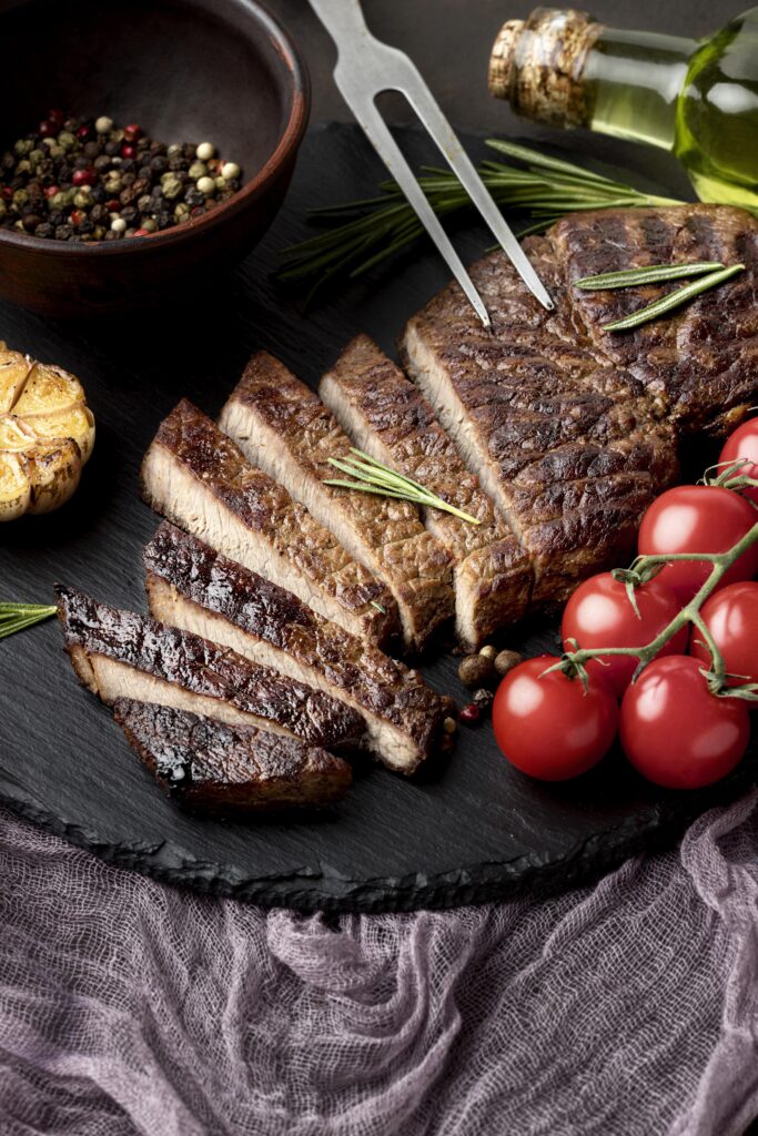 La picanha è un taglio di carne di origini sudamericane che ha ottenuto un grande successo nel nostro Paese. Nella foto una picanha posta su tagliere di legno.