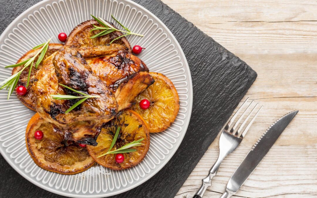 A differenza del pollo, la carne di faraona sprigiona un'aroma selvatico, che le dà un sapore intenso e fragrante. Come valorizzarla al meglio in cucina? Nella foto, la classica faraona con gli agrumi.