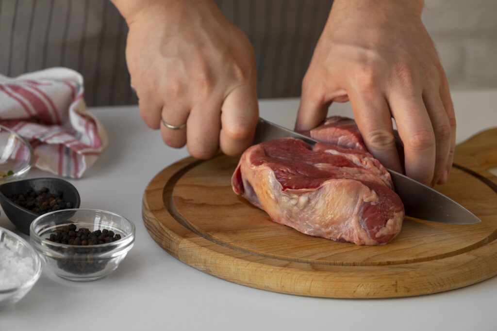Colesterolo alto nelle ultime analisi e non sai se puoi mangiare carne? Tranquillo, basta starci attenti e puoi mangiare tutto. Nella foto, un uomo che prepara la corne per la cottura.
