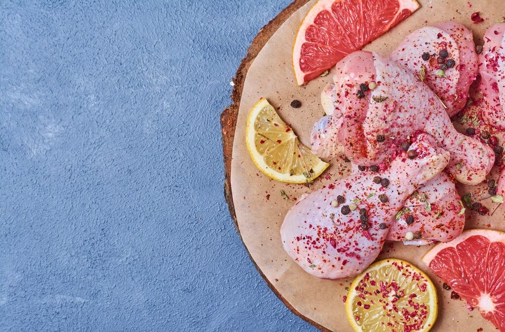 La carne con agrumi è un abbinamento tutto invernale, dal sapore colorato e fantasioso. Nella foto, diverse cosce di pollo messe a marinare.