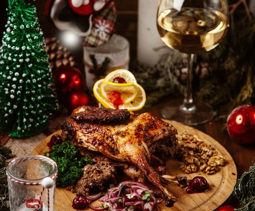 A Natale ci piace sempre esagerare; in realtà, esistono un sacco di piatti leggeri di carne per le feste che potrebbero rivelarsi perfetti per non appesantirci troppo. L'importante è usare i giusti condimenti e fare gli abbinamenti corretti. Nella foto, un arrosto di maiale su una tavola addobbata a festa.