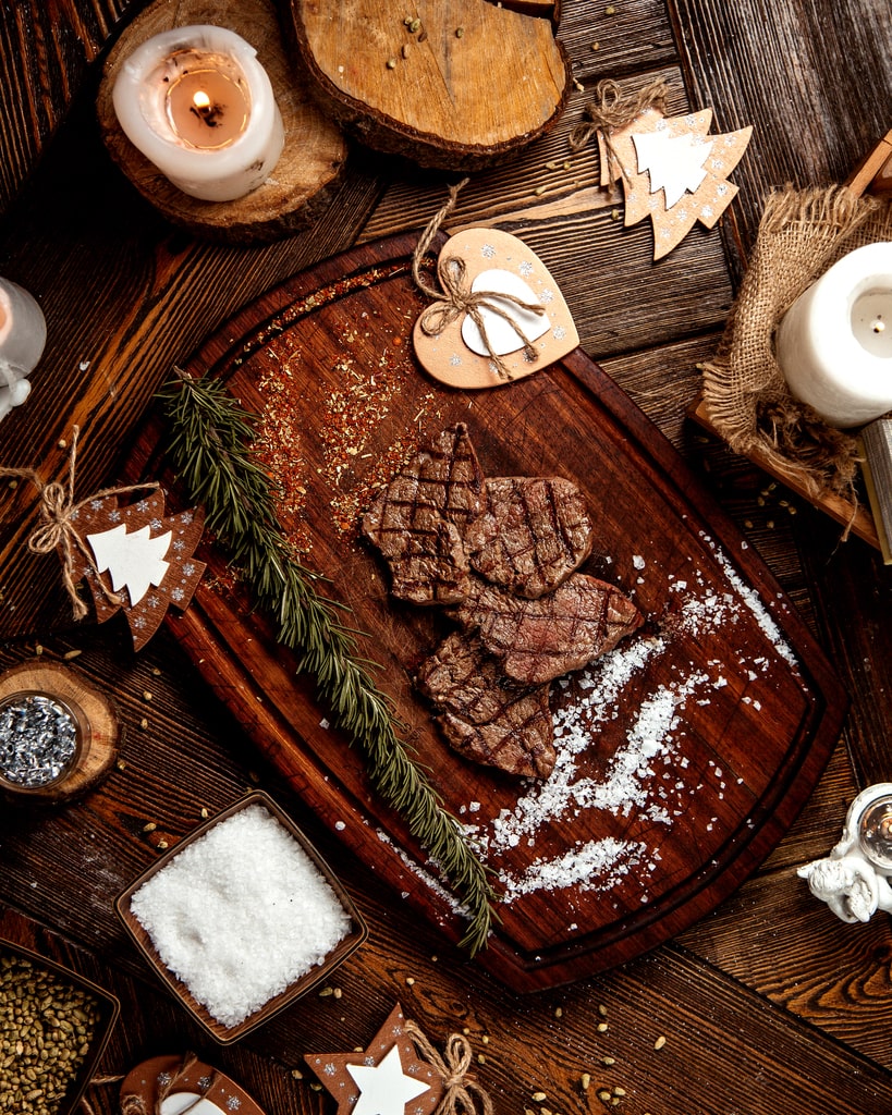 Come orientarsi con i tagli di carne a Natale? Ce ne sono un'infinità: per scegliere quello giusto, e impressionare positivamente i vostri ospiti, serve sempre consultare il proprio macellaio di fiducia. Nella foto, un arrosto di carne posizionato sulla tavola di Natale.
