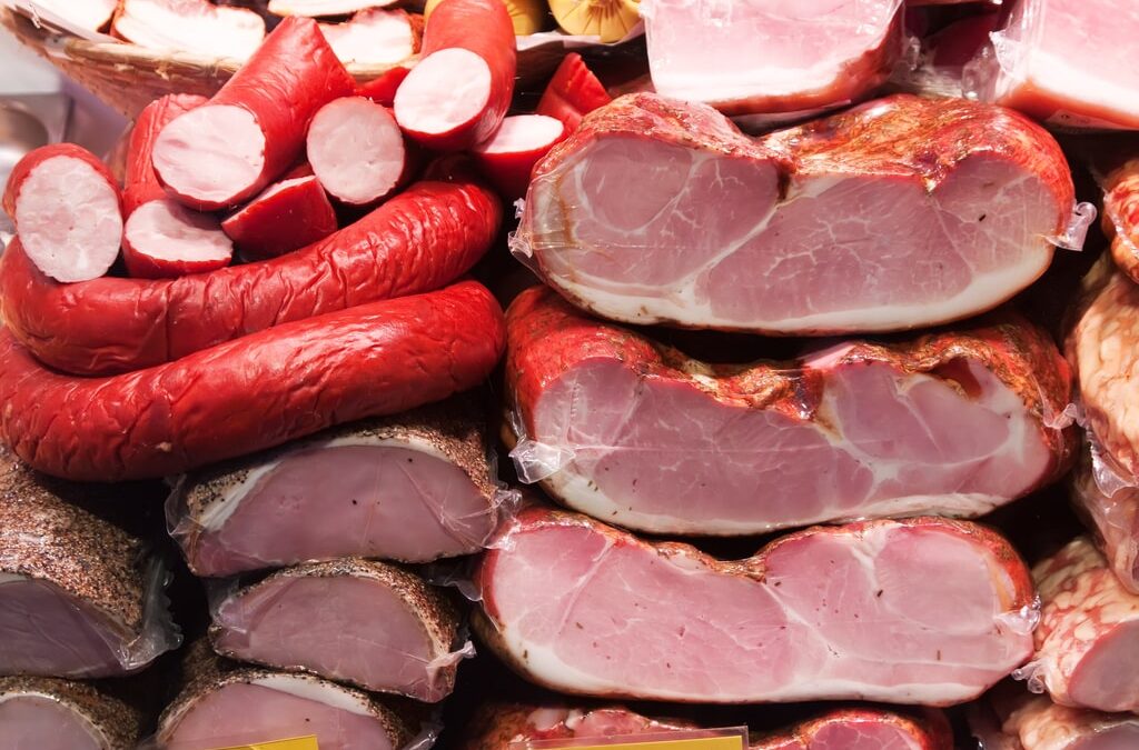 Nell'era del consumo globale, gli sprechi alimentari sono all'ordine del giorno. Fortunatamente esistono molte ricette con avanzi di carne che permettono di rendere i nostri consumi meno impattanti. Nella foto diversi tagli di carne accatastati.