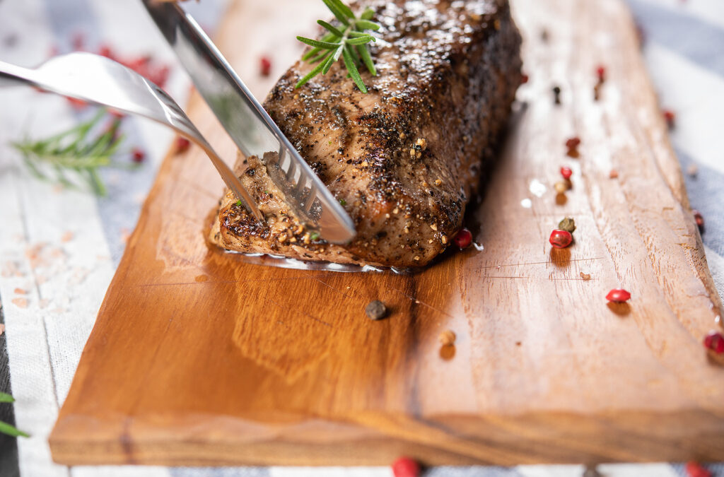 Se ben utilizzato in cucina, il vino tende a dare corpo alla carne: aggiunge sapidità e consistenza. Ma c'è un modo per sfumare la carne senza vino? Nella foto un controfiletto di manzo.