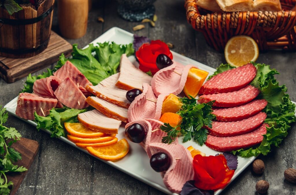 Il periodo estivo mette i carnivori a dura prova. Nella foto, un buffet di piatti freddi di carne.