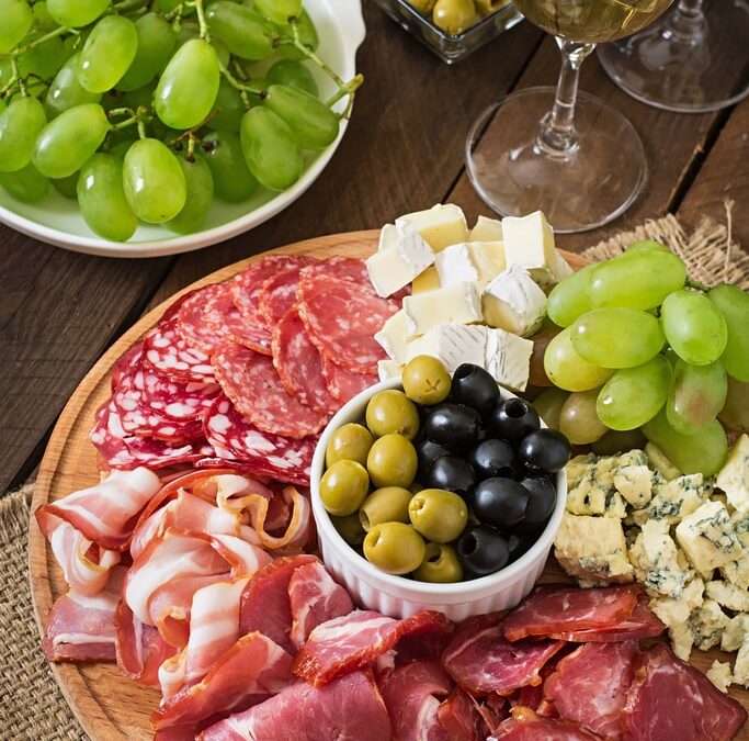 Gli affettati in estate sono fra i prodotti più graditi per aperitivi e piatti freschi. Nella foto, un buffet estivo con frutta e affettati.