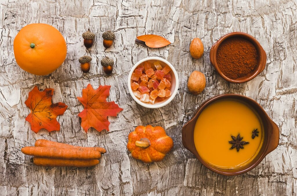 Durante la stagione del foliage, sono tante le salse autunnali per la carne che possono essere adoperate. Molte di queste impiegano come base proprio i prodotti tipici dell'autunno; altre cercano semplicemente di rievocarne il sapore. Nella foto, la preparazione di una salsa con diversi ingredienti.
